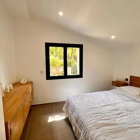 Maison Di Fiori, Location Neuve Avec Piscine