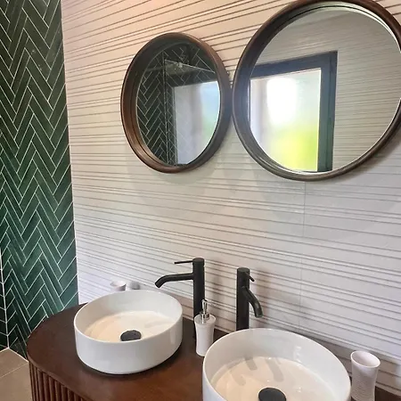 Maison Di Fiori, Location Neuve Avec Piscine