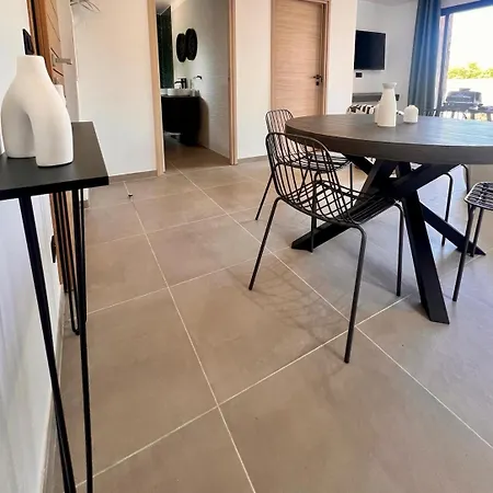 Maison Di Fiori, Location Neuve Avec Piscine